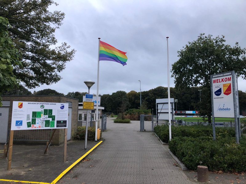 Regenboogvlag wappert bij SV Dalfsen